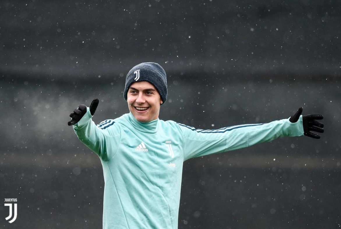 Ảnh bài viết Mặc giá rét, Dybala vẫn đẹp rạng rỡ trên sân tập