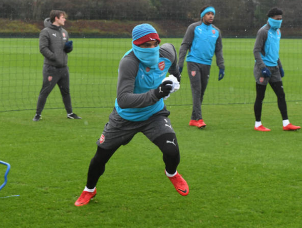 Ảnh bài viết Mặc trời mưa, dàn sao Arsenal tích cực chơi chuyền áo