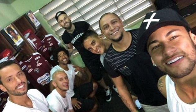 Neymar hội họp cùng người nổi tiếng ở quê nhà