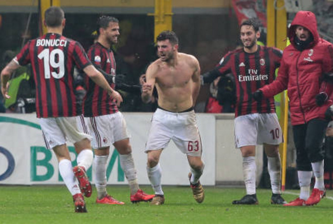 Đưa Milan vào bán kết, người hùng Cutrone chẳng ngại 'ăn thẻ'