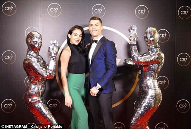 Ảnh bài viết Ronaldo tổ chức tiệc linh đình, tự tôn vinh bản thân