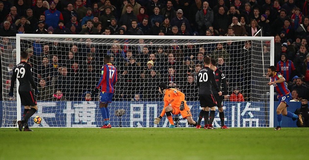 Ảnh bài viết Hàng thủ Arsenal "lực bất tòng tâm" trước bộ đôi Townsend - Zaha