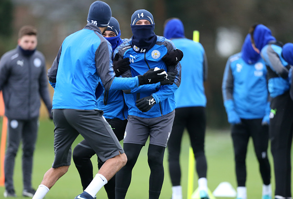 Ảnh bài viết Ném tuyết, xịt nước, đánh đội đồng, Mahrez 'quậy tưng' Leicester