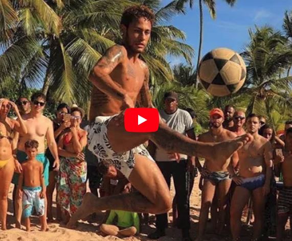 Neymar vui chơi bóng đá bãi biển ở Barra Grande