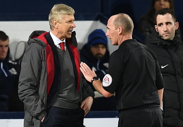 Arsenal thua bàn oan, Wenger "hỏi tội" Mike Dean