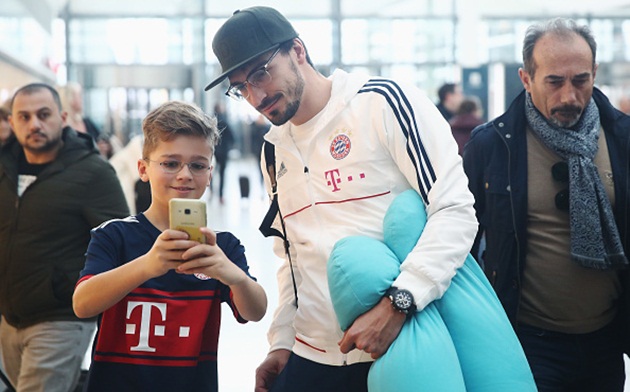 Dàn sao Bayern Munich bị vây kín khi đổ bộ xuống Doha