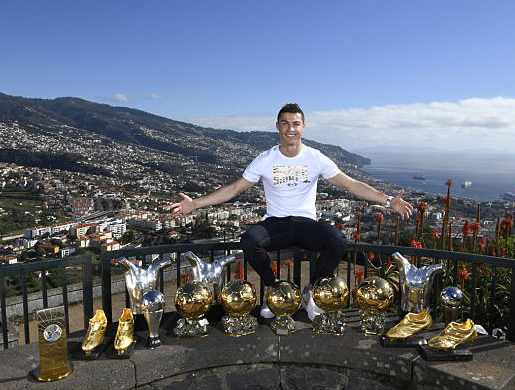 Ronaldo chào năm 2018 bằng bộ sưu tập danh hiệu đồ sộ