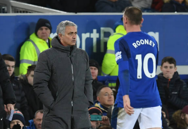 Ảnh bài viết Rooney bước ngang, Mourinho xem như người vô hình