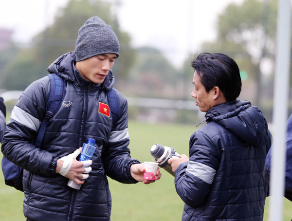 Ảnh bài viết U23 Việt Nam dùng trà gừng chống lại cái rét tê tái