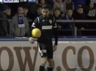 Ảnh bài viết Bị CĐV ném chocolate, cầu thủ bình thản nhặt lên ăn