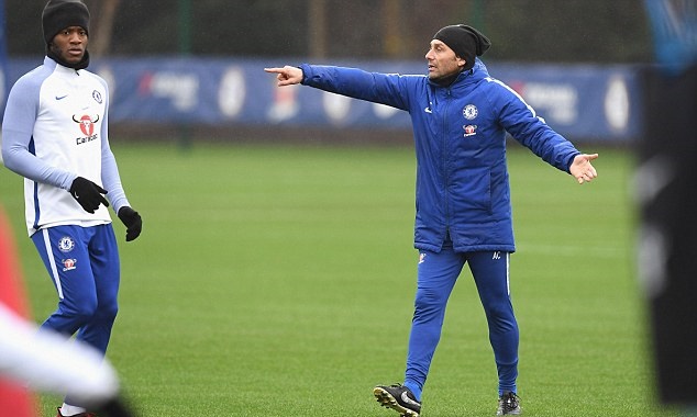 Ảnh bài viết Cầu thủ Chelsea liên tục bắn phá, chờ hạ gục Arsenal