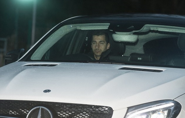 Ảnh bài viết Mkhitaryan mặt như "đưa đám" đến sân tập Quỷ đỏ