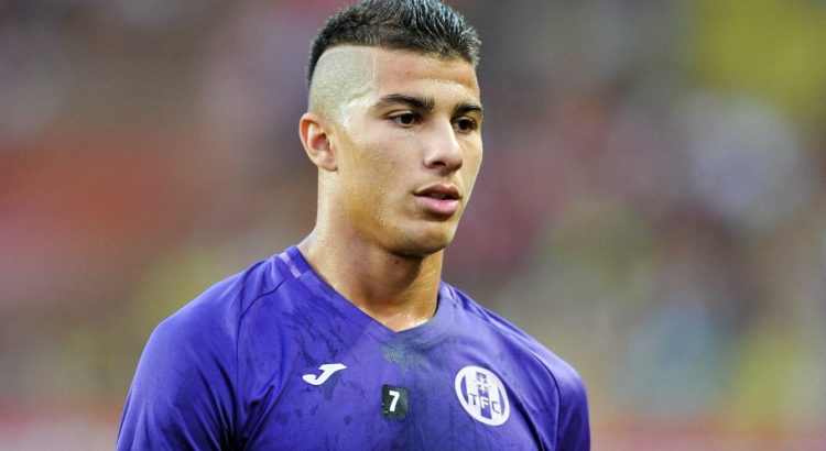 NÓNG: Napoli sắp có tân binh từng 'hành hung' HLV