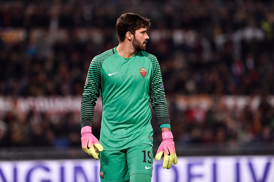 Tỏa sáng rực rỡ, thủ môn Roma khiến PSG, Liverpool 'thổn thức'