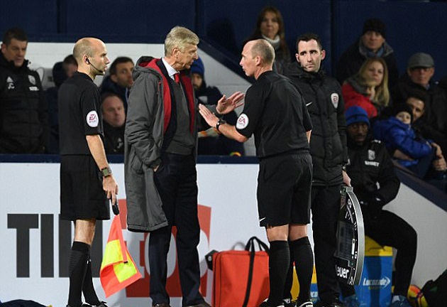 Bị phạt, Wenger chửi cả làng bóng Anh
