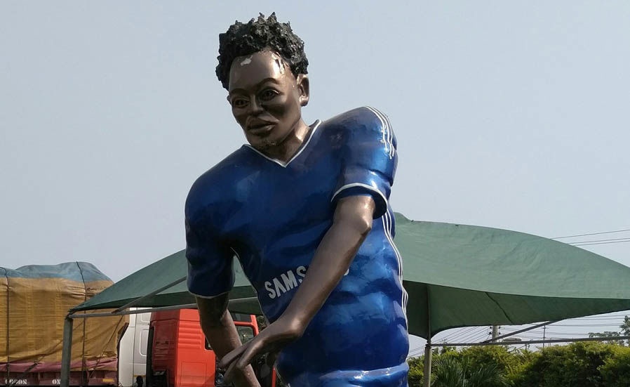 Ảnh bài viết Cười sặc sụa với tượng Essien xấu 'ma chê quỷ hờn' chẳng kém Ronaldo