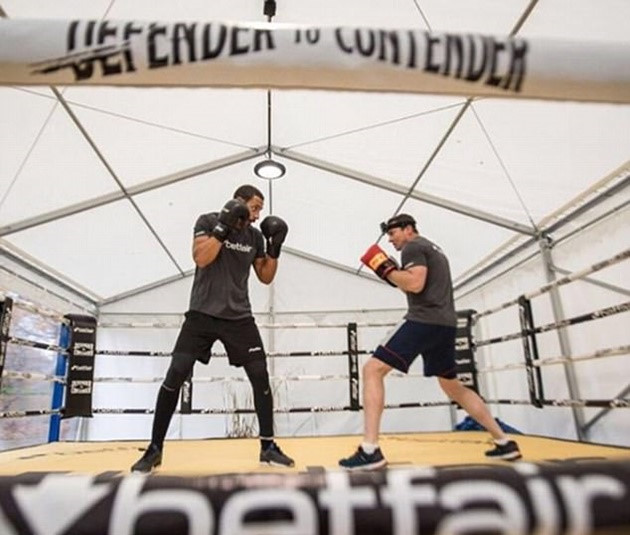 Ferdinand tập luyện đặc biệt, sẵn sàng cho lần đầu thượng đài boxing