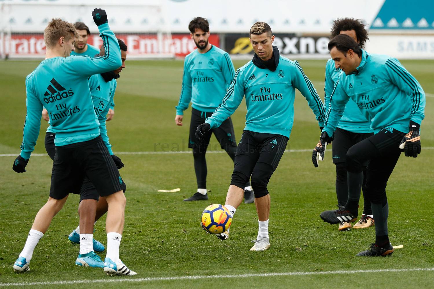 Ảnh bài viết Ronaldo vã mồ hôi trên sân tập, quyết lật đổ Barca