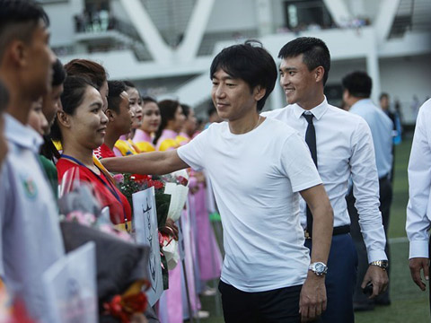 Ảnh bài viết Điểm tin bóng đá Việt Nam sáng 06/01: Chưa cầm quân, HLV Miura đã gây sốt