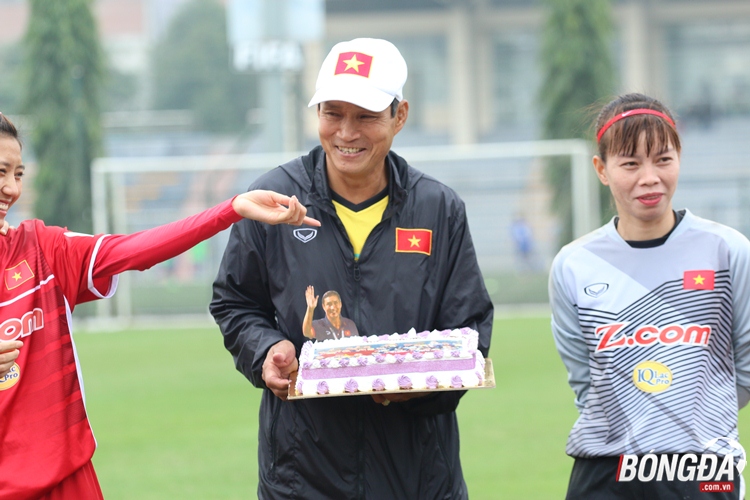 Ảnh bài viết HLV Mai Đức Chung cao hứng vui đùa cùng các học trò