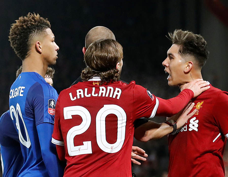 Tình huống Mason Holgate và Roberto Firmino suýt tẩn nhau