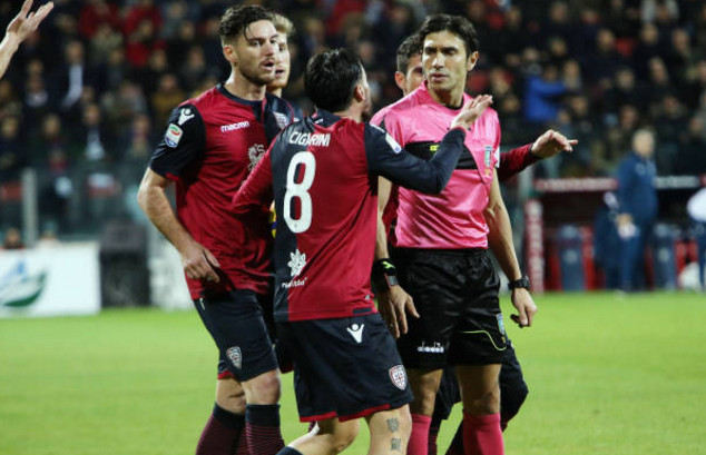 Ảnh bài viết Liên tục 'tha' cho Juventus, trọng tài bị cầu thủ Cagliari bao vây