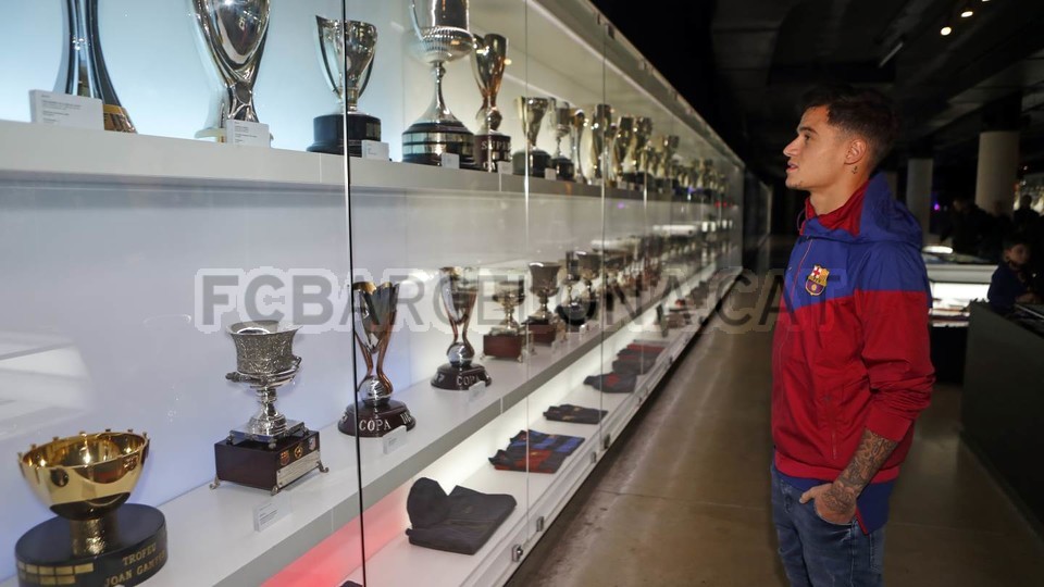 Ảnh bài viết Coutinho "mờ mắt" trong phòng truyền thống của Barca