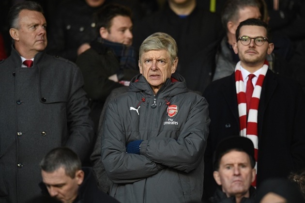 Ảnh bài viết Nhìn học trò thua thảm, mặt Wenger không còn giọt máu