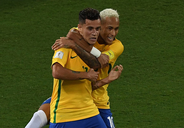 Neymar chúc mừng Coutinho, cuộc đua La Liga có thể khép lại