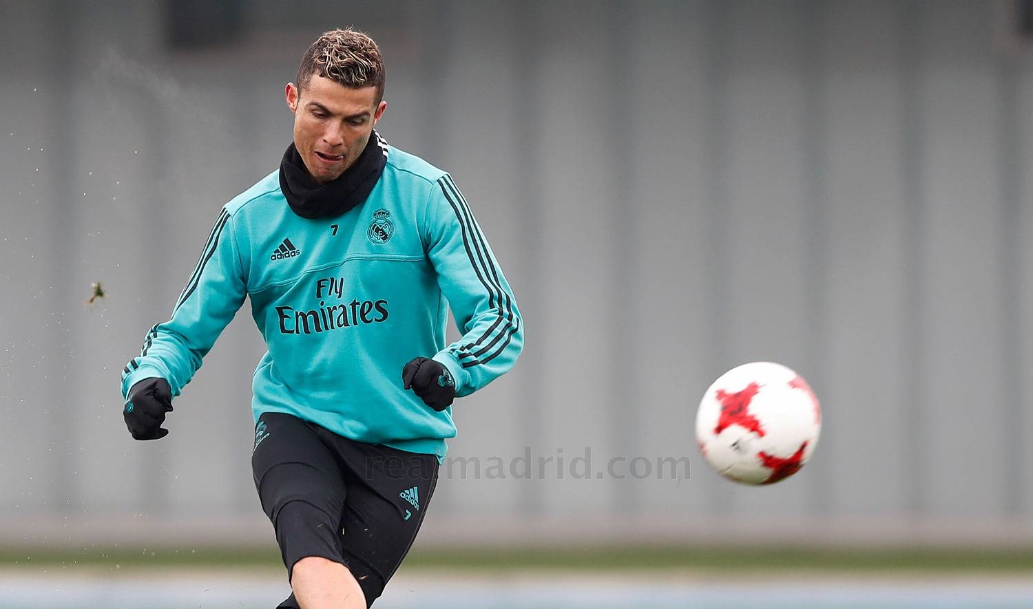 Ảnh bài viết Phong độ chạm đáy, Ronaldo căn chỉnh lại thước ngắm