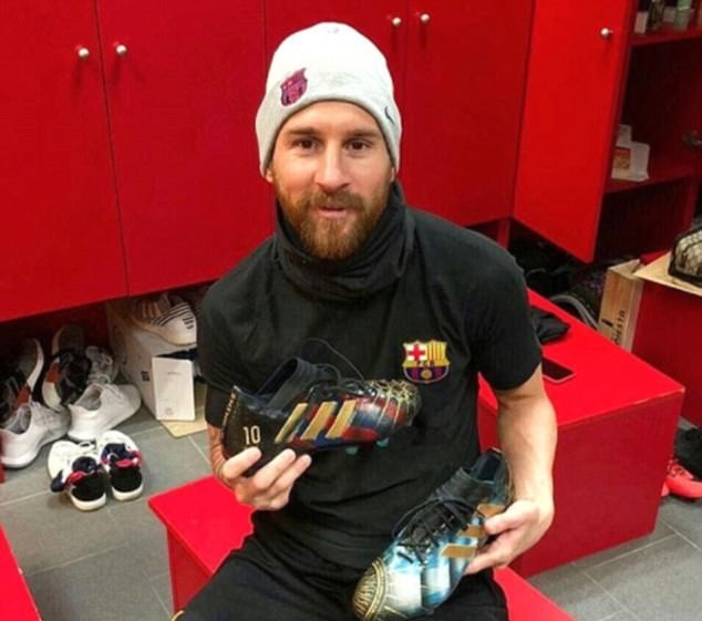 Ảnh bài viết Cả sự nghiệp Messi thu bé lại vừa bằng... một đôi giày