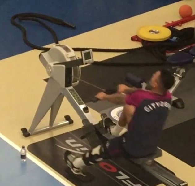 Ảnh bài viết Chân bó bột, Gabriel Jesus vẫn vùi mình trong phòng tập gym 