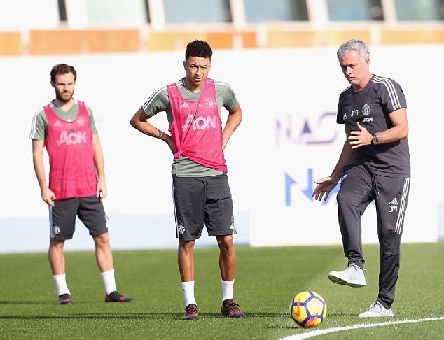 Ảnh bài viết HLV Mourinho tận tình chỉ bảo Lingard cách chuyền bóng