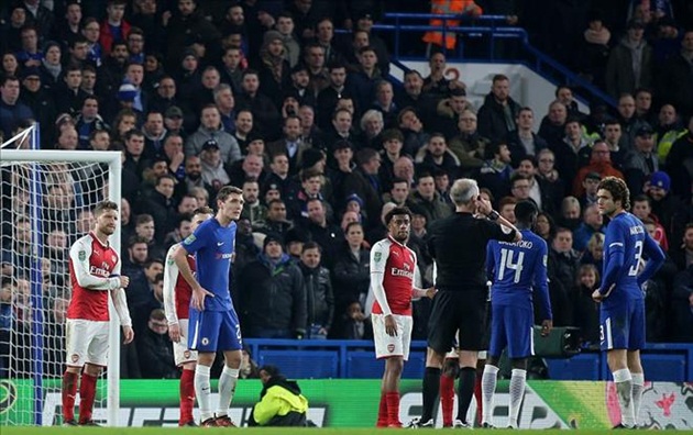 Sử dụng công nghệ VAR, đại chiến Chelsea và Arsenal vẫn có nhiều tranh cãi