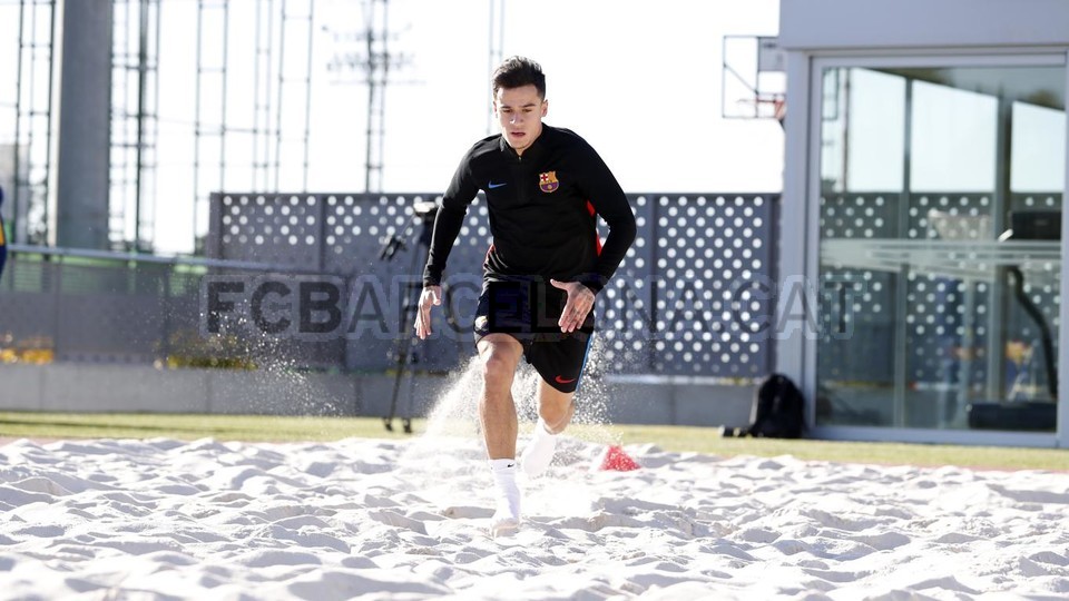 Ảnh bài viết Coutinho lần đầu xỏ giày ra sân tập của Barcelona