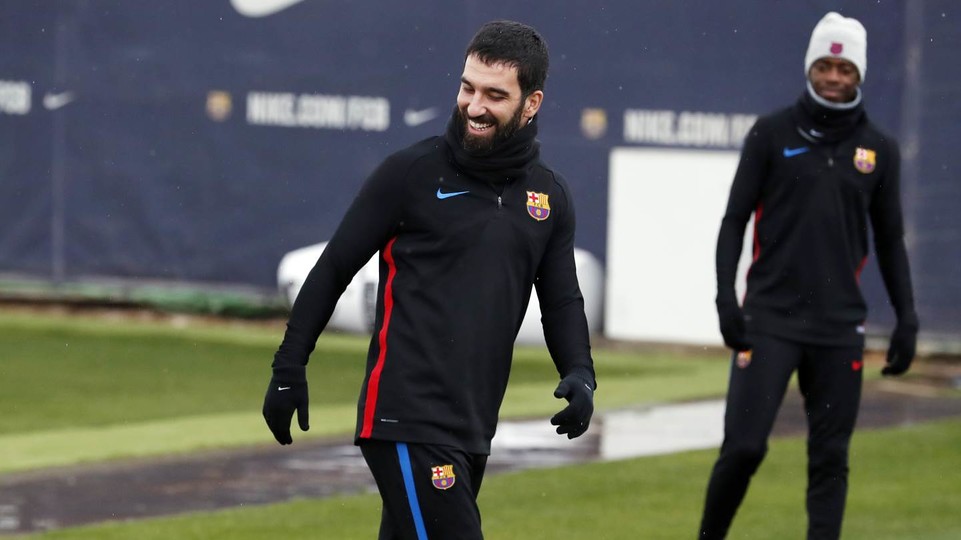CHÍNH THỨC: Barcelona chia tay cầu thủ đầu tiên trong mùa Đông