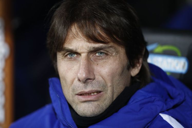 HLV Conte cay đắng: Chelsea không thể tranh mua Sanchez với Man City