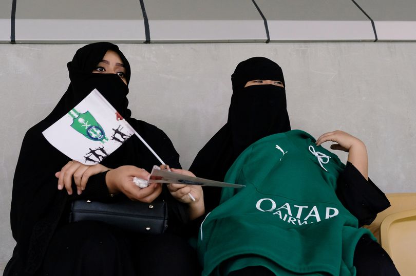 Phụ nữ lần đầu xuất hiện trong trận cầu lịch sử ở Saudi Arabia