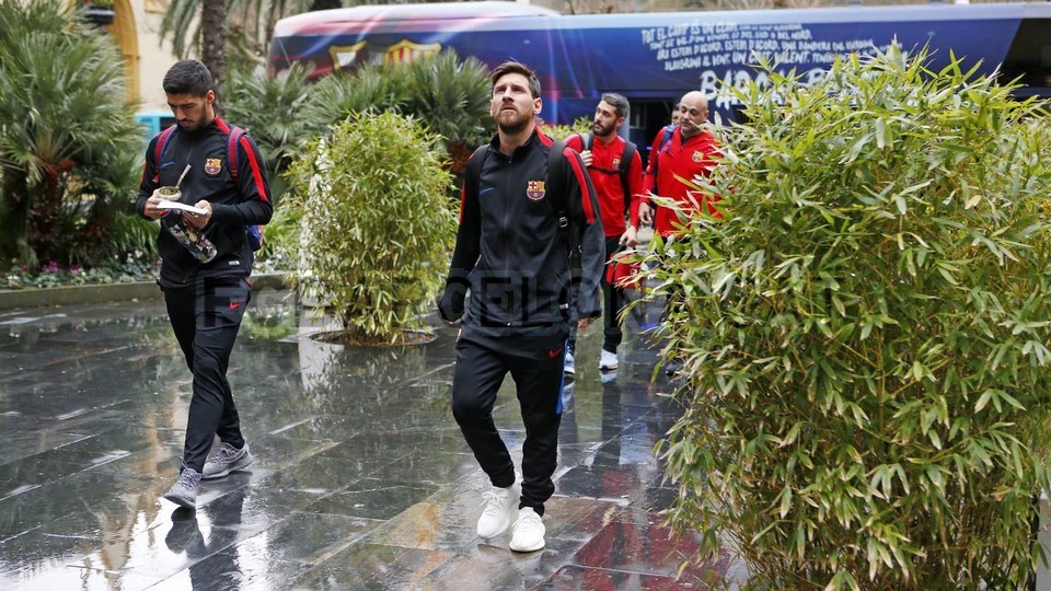 Ảnh bài viết Cho Real hít khói, Messi và đồng đội hào hứng rảo bước trong mưa