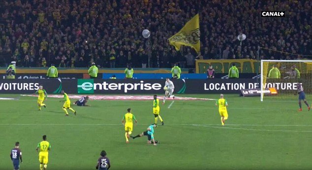 Trọng tài trận Nantes-PSG đá cầu thủ rồi rút thẻ đỏ khi bị vấp té