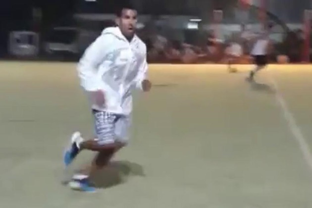 Vừa hồi hương, Carlos Tevez đã lao vào đá phủi