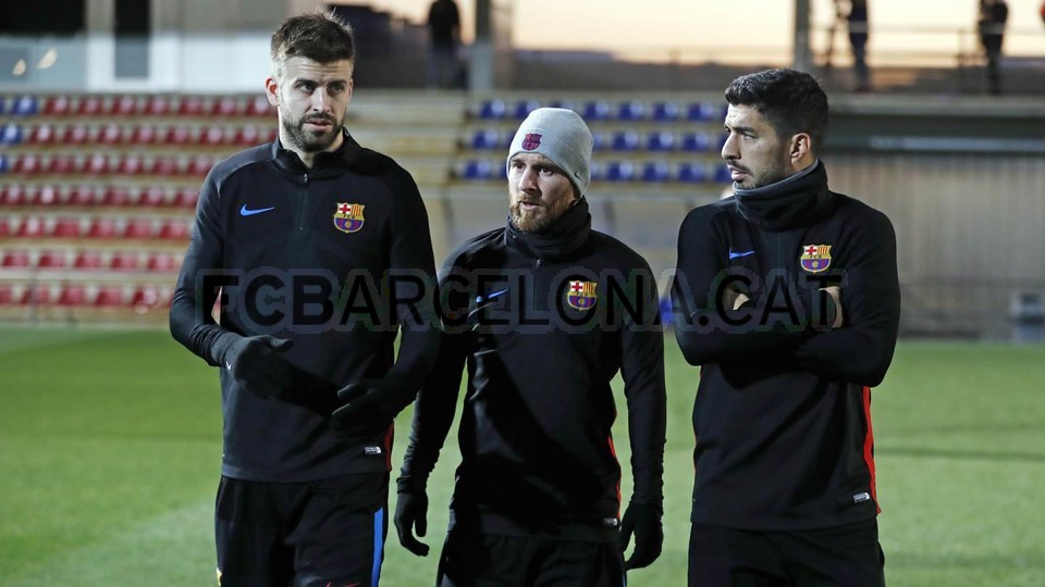 Ảnh bài viết Messi tê cóng nhìn tân binh tung hoành trên sân tập