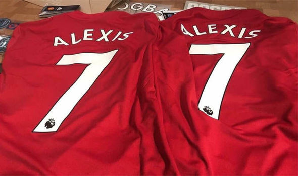 Áo số 7 của Sanchez ở Man Utd đã được bày bán