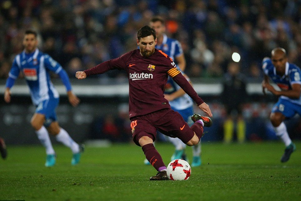 Điểm tin sáng 18/01: Barca đứt mạch bất bại, Walcott ra mắt Everton