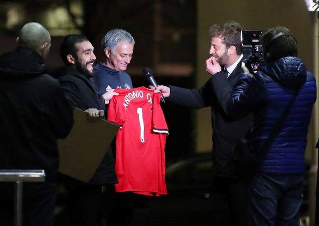 Ảnh bài viết Mourinho ngớ người khi bị gài kí vào áo đấu M.U có tên Antonio Conte