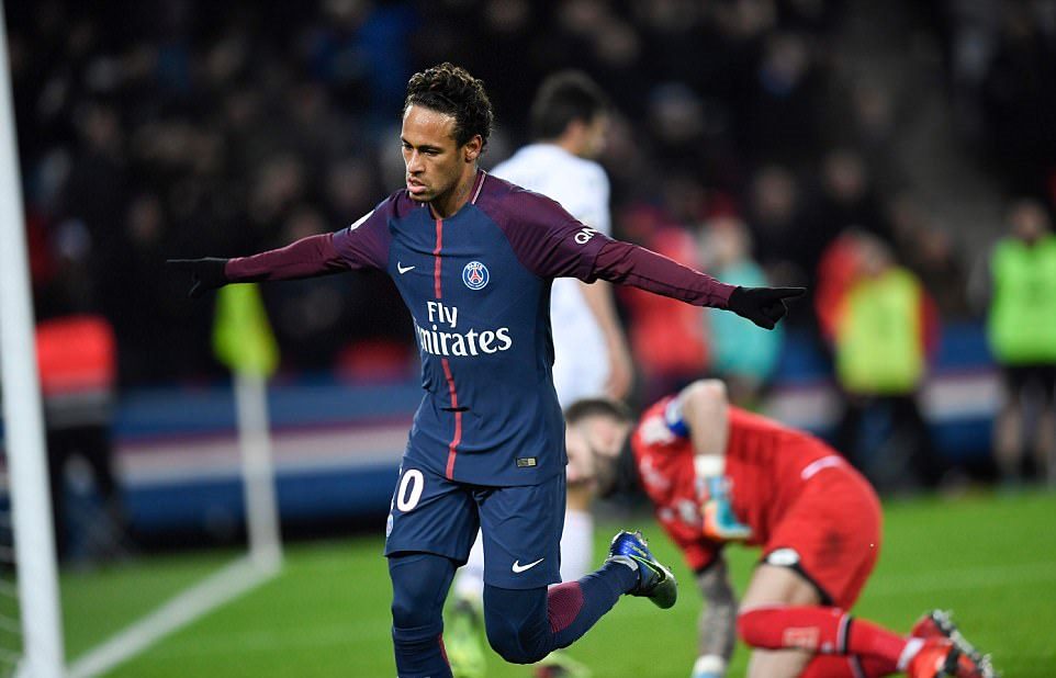 Ảnh bài viết Neymar lập poker, Cavani đuổi kịp Ibra, PSG hủy diệt Dijon với tỉ số 8-0