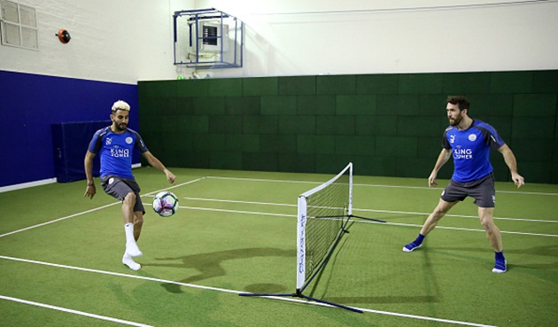 Ảnh bài viết Dàn sao Leicester hăng say tập luyện từ "nhà đến trường"