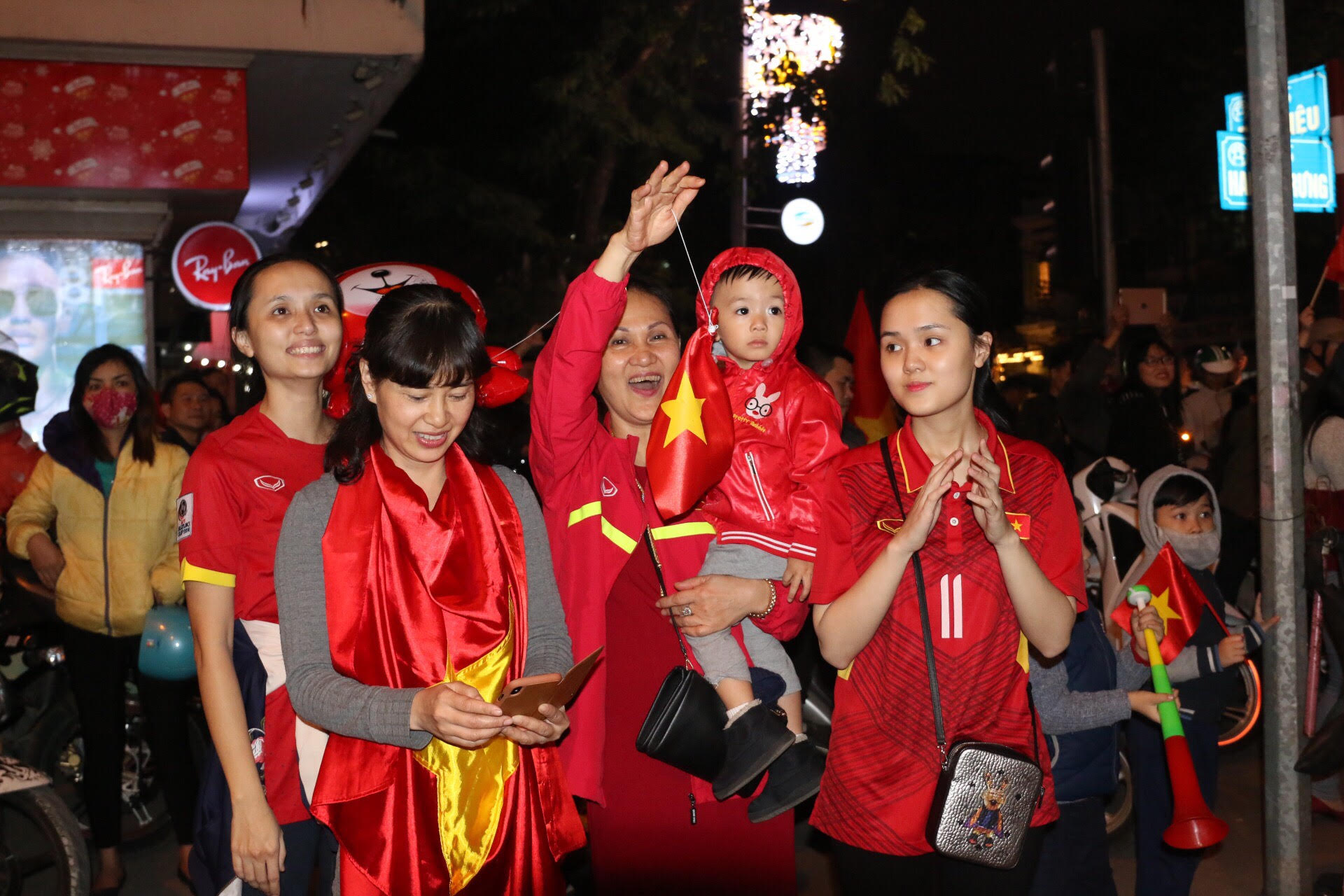 Ảnh bài viết Fan nữ Hà Thành đầu trần ăn mừng chiến tích U23 Việt Nam