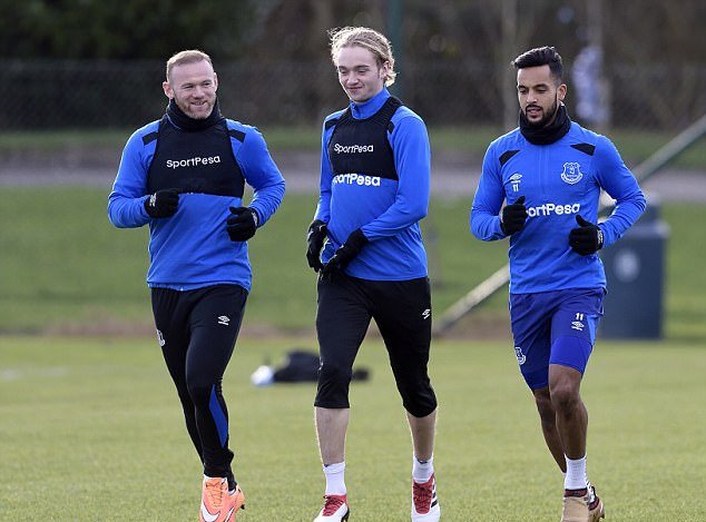 Ảnh bài viết Rooney tươi cười chào đón Walcott trong buổi tập đầu tiên