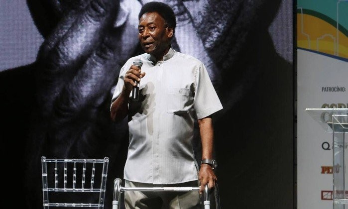 Thật hư vụ "vua bóng đá" Pele bị đột quỵ